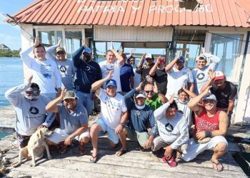 “Tiburoneros” de Isla Mujeres rehabilitan población de escualos relegando artes de pesca