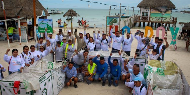 Fundación de Holbox se entregan tambos y contenedores para los residuos de la Isla
