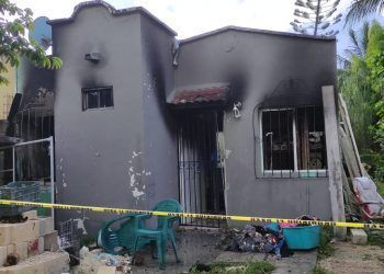 Después de una discusión, mujer incendia vivienda en Playa del Carmen