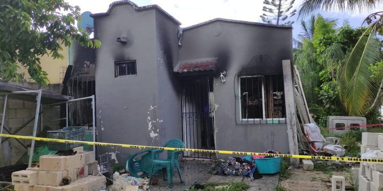 Después de una discusión, mujer incendia vivienda en Playa del Carmen