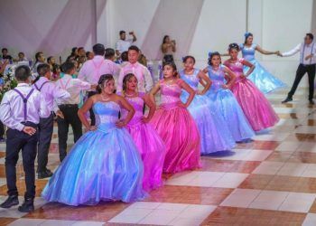 Celebran con regocijo a quinceañeras de Tulum