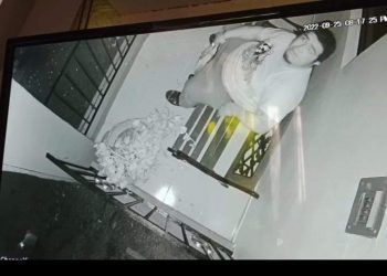 Le roban sillas y luego intentan manipular sus cámaras de seguridad