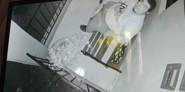 Le roban sillas y luego intentan manipular sus cámaras de seguridad