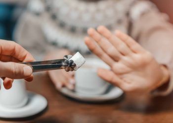 Así afecta a tu salud agregar azúcar a tu café todos los días