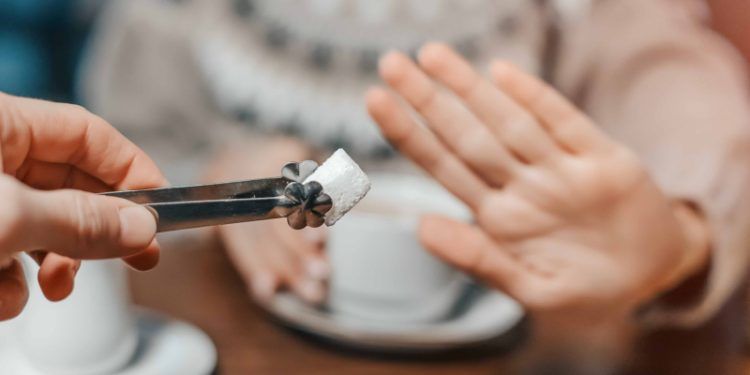 Así afecta a tu salud agregar azúcar a tu café todos los días