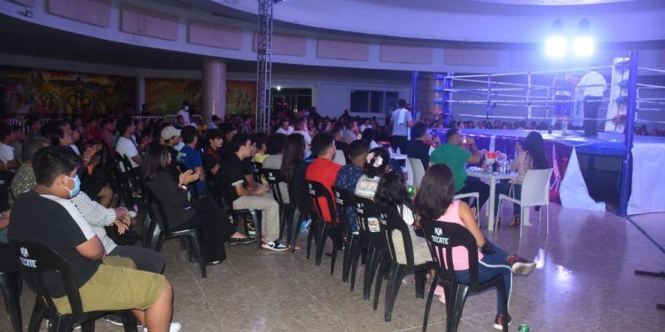 Responde afición chetumaleña a noche de boxeo