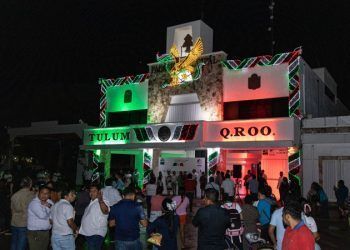 Exitoso encendido de luces alusivos al mes patrio en Tulum