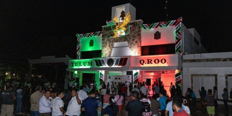 Exitoso encendido de luces alusivos al mes patrio en Tulum