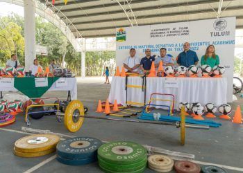 Marciano Dzul entrega de material deportivo a 12 academias de Tulum