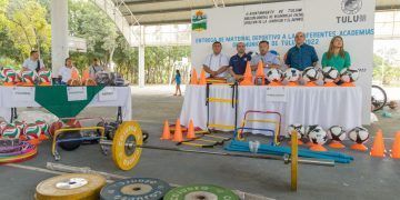 Marciano Dzul entrega de material deportivo a 12 academias de Tulum