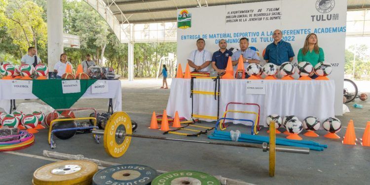 Marciano Dzul entrega de material deportivo a 12 academias de Tulum