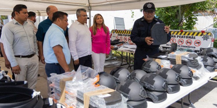 Tulum: Entrega Marciano Dzul nuevo equipamiento policíaco