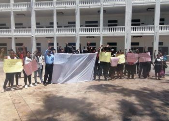 Manifestación frente a palacio de gobierno, piden la liberación de maestro acusado de violación