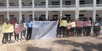 Manifestación frente a palacio de gobierno, piden la liberación de maestro acusado de violación