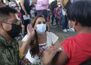Supervisa Mara Lezama vacunación a menores de edad en Chetumal