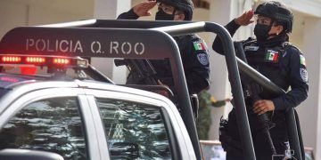 Policías tuvieron que comprar sus uniformes para el desfile