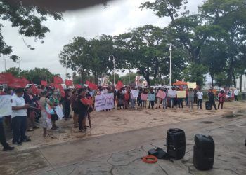 Primera manifestación frente a palacio de gobierno en la presente administración