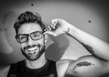 Celebra el Día Mundial de la Sonrisa como una estrella, el actor Alex Brizuela nos comparte el secreto de su sonrisa