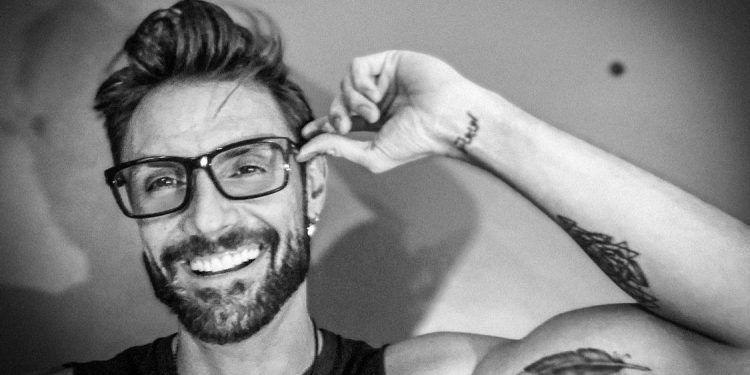 Celebra el Día Mundial de la Sonrisa como una estrella, el actor Alex Brizuela nos comparte el secreto de su sonrisa
