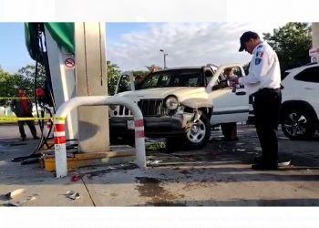 Aparatoso accidente en gasolinera de Chetumal