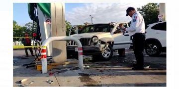 Aparatoso accidente en gasolinera de Chetumal