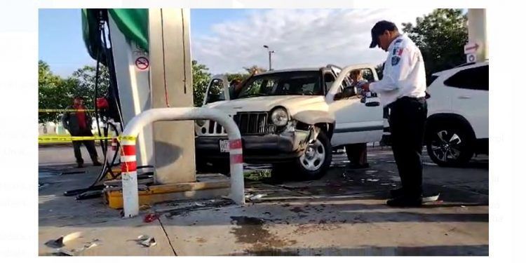 Aparatoso accidente en gasolinera de Chetumal