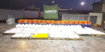 Ejército Mexicano asegura posible fentanilo, metanfetamina, numerario y un vehículo en Sonora