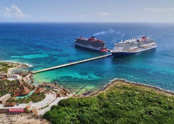 Arriba el crucero Valiant Lady en muelles de Mahahual