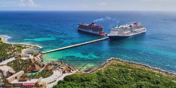 Arriba el crucero Valiant Lady en muelles de Mahahual