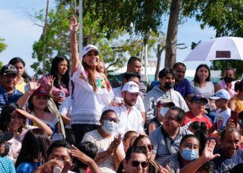 Con el pueblo Mara Lezama presencia el desfile de la Revolución Mexicana en Chetumal