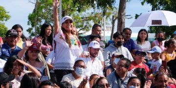 Con el pueblo Mara Lezama presencia el desfile de la Revolución Mexicana en Chetumal