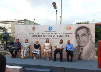Carlos Cervera Solórzano, recibe la medalla “Eusebio Azueta Villanueva”
