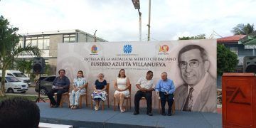 Carlos Cervera Solórzano, recibe la medalla “Eusebio Azueta Villanueva”