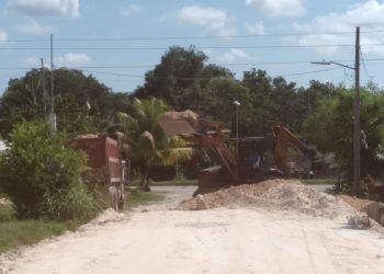 Mientras ejidatarios se pelean por recursos del tren maya, avanzan obras de pavimentación en la comunidad de “el palmar”