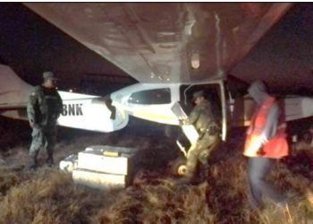 Aseguran aeronave con aproximadamente 469 kilogramos de posible cocaína en Sinaloa