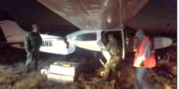 Aseguran aeronave con aproximadamente 469 kilogramos de posible cocaína en Sinaloa