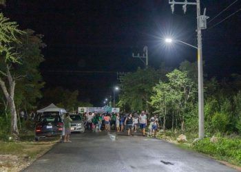 Marciano Dzul enciende alumbrado público en colonia Cristal