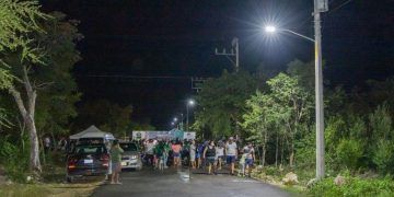 Marciano Dzul enciende alumbrado público en colonia Cristal