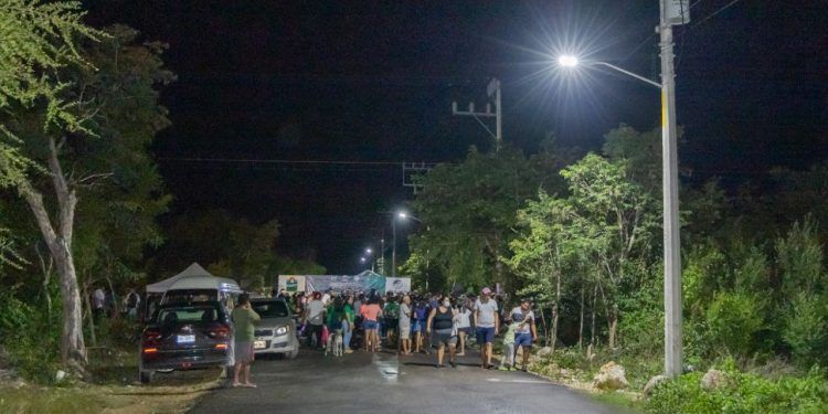 Marciano Dzul enciende alumbrado público en colonia Cristal