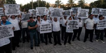 Poner orden al “modelo agotado” de taxistas, tema para hacer historia