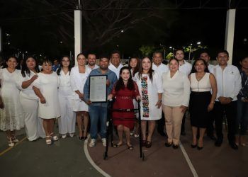 Ayuntamiento de OPB entrega reconocimiento a María José Trejo Rosales y Fernely Neftaly Aguilar