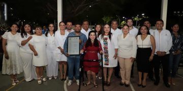 Ayuntamiento de OPB entrega reconocimiento a María José Trejo Rosales y Fernely Neftaly Aguilar