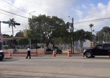 De adorno semáforo en José María Morelos