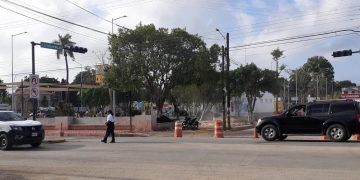 De adorno semáforo en José María Morelos