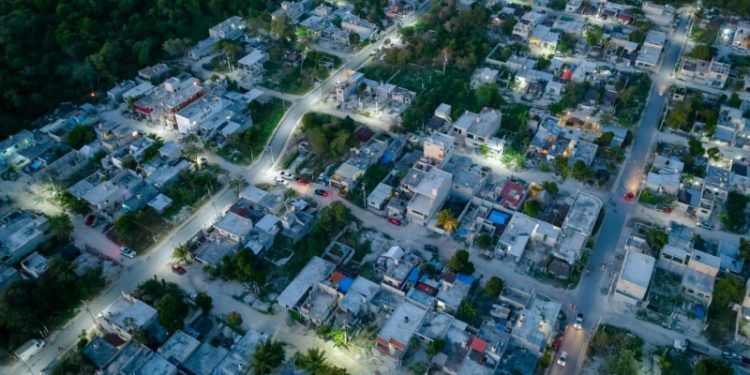 Marciano Dzul y empresarios de Tulum entregan obras de pavimentación en Akumal