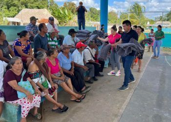 Entrega cobertores el voluntariado del SESESP en el municipio de Bacalar