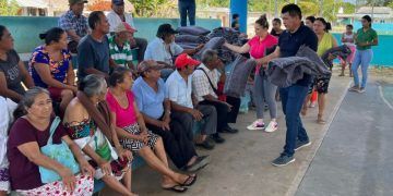 Entrega cobertores el voluntariado del SESESP en el municipio de Bacalar