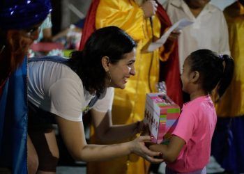 Lleva Estefanía Mercado alegría a cientos de niños en Solidaridad