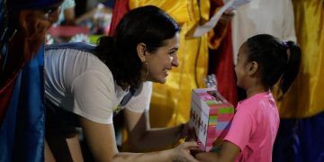 Lleva Estefanía Mercado alegría a cientos de niños en Solidaridad