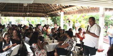 Nivardo Mena se reúne con líderes cozumeleños en agradecimiento a su apoyo